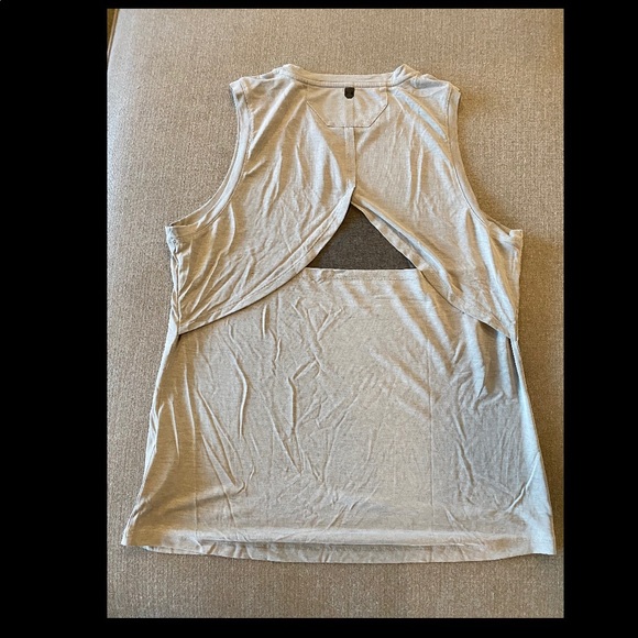 Women’s Under Armour top L - Picture 5 of 5